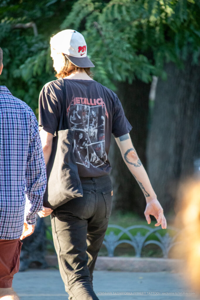 Tatuaż napis CIRCLE OF PAIN przy łokciu faceta - Street tattoo -29.09.