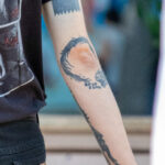 Napis na tatuaż CIRCLE OF PAIN przy łokciu faceta - Street tattoo -29.09.2020- 2