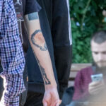 Napis na tatuaż CIRCLE OF PAIN przy łokciu faceta - Street tattoo -29.09.2020- 3