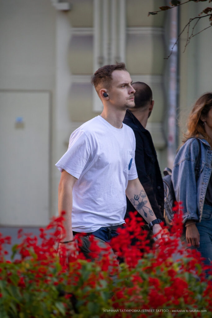 Tatuaż planety czarnej dziury i kryształy na ramieniu faceta - Street tattoo -29.09.2020- 1