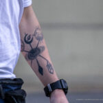 Tatuaż planety czarnej dziury i kryształy na ramieniu faceta - Street tattoo -29.09.2020- 2