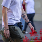 Tatuaż planety czarnej dziury i kryształy na ramieniu faceta - tatuaż uliczny -29.09.2020- 3