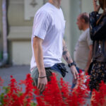 Czarna dziura planeta tatuaż i kryształy na ramieniu faceta - Street tattoo -29.09.