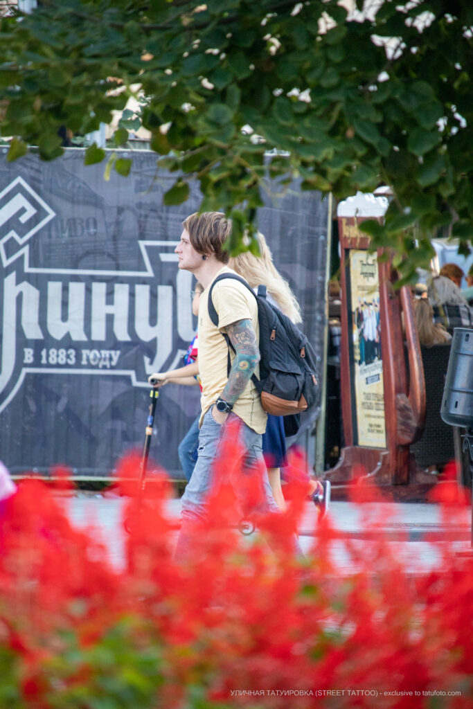 Tatuaż na temat oceanu z wędkarzem na ramieniu faceta - Street tattoo (tatuaż uliczny) -29.09.