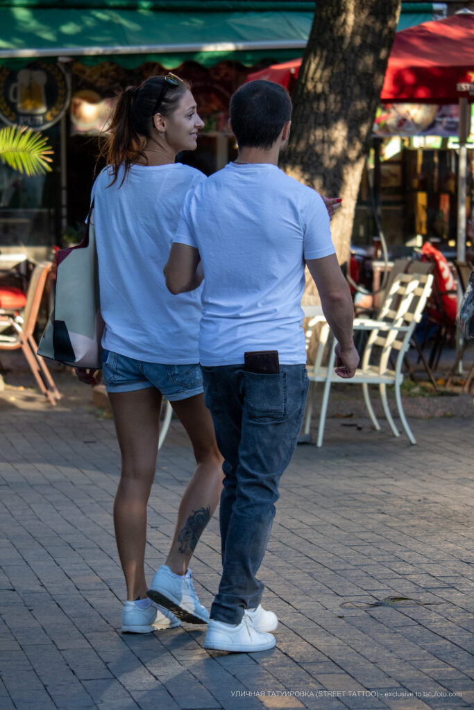 Tatuaż z czaszką i rogami na dole nogi dziewczyny - Street tattoo -29.09.