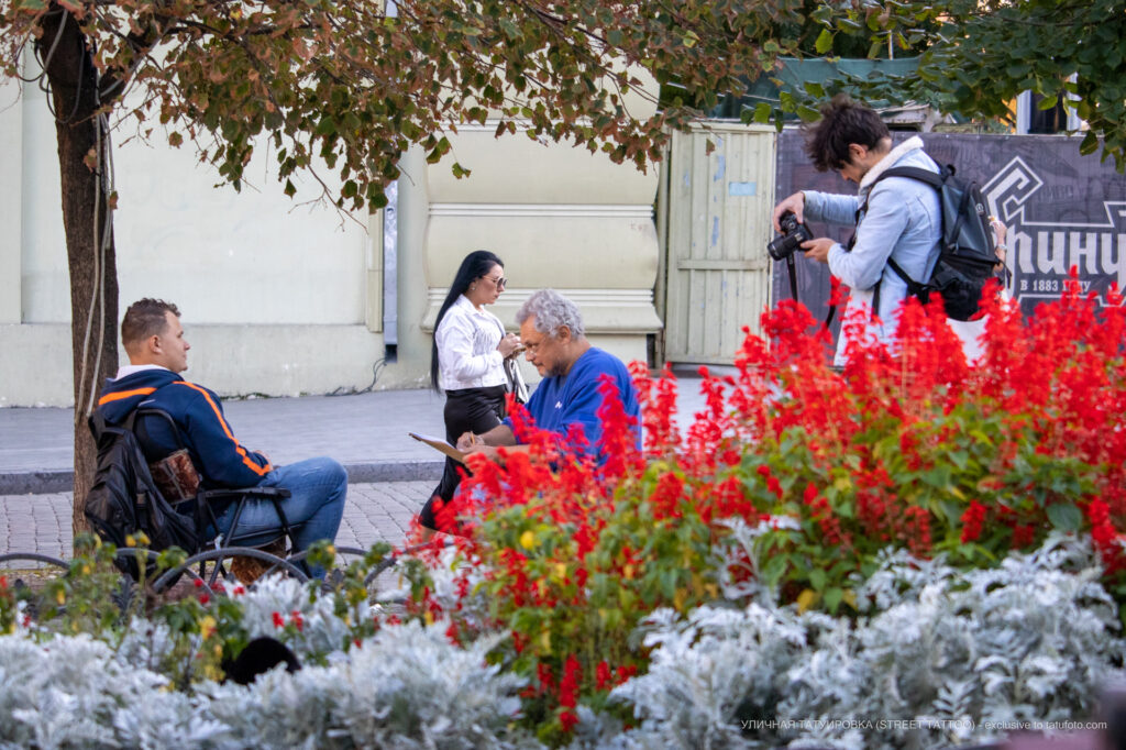 Fotograf uliczny robi zdjęcia ulicznemu artyście w trakcie pracy - Street tattoo -29.09.