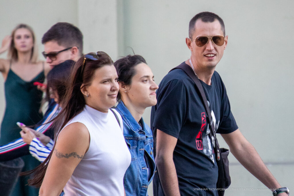 Stara bransoletka tatuaż z kwiatami na ramieniu dziewczynki - Street tattoo -29.09.