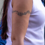 Stara bransoletka tatuaż z kwiatami na ramieniu dziewczynki - Street tattoo -29.09.