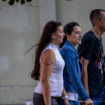 Stara bransoletka tatuaż z kwiatami na ramieniu dziewczynki - Street tattoo -29.09.