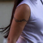 Stara bransoletka tatuaż z kwiatami na ramieniu dziewczynki - Street tattoo -29.09.