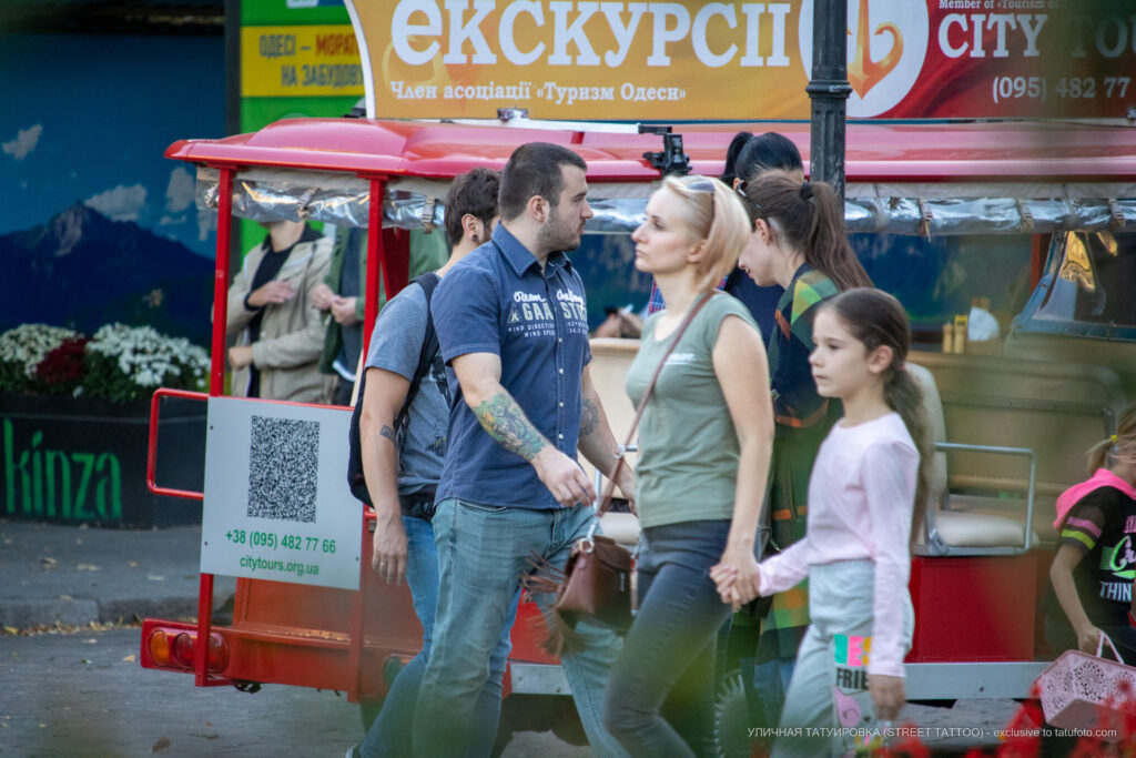 Zielony tatuaż na prawym ramieniu faceta - Street tattoo -29.09.