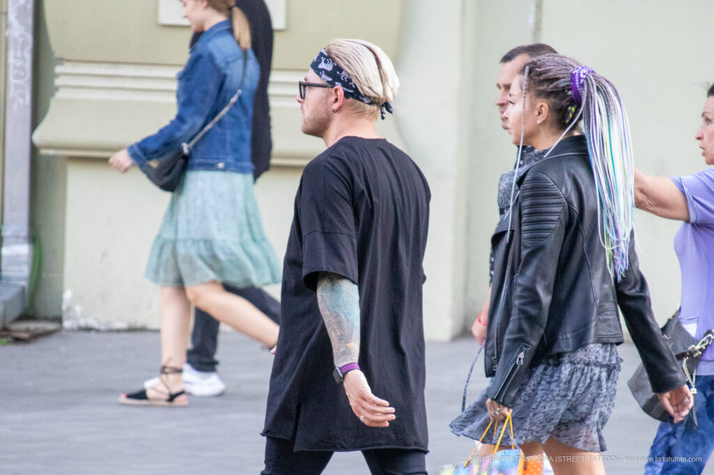 Tatuaż z domkiem na lewym ramieniu faceta - Street tattoo -29.09.