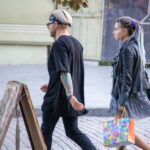 Tatuaż z domkiem na lewym ramieniu faceta - Street tattoo -29.09.2020- 3