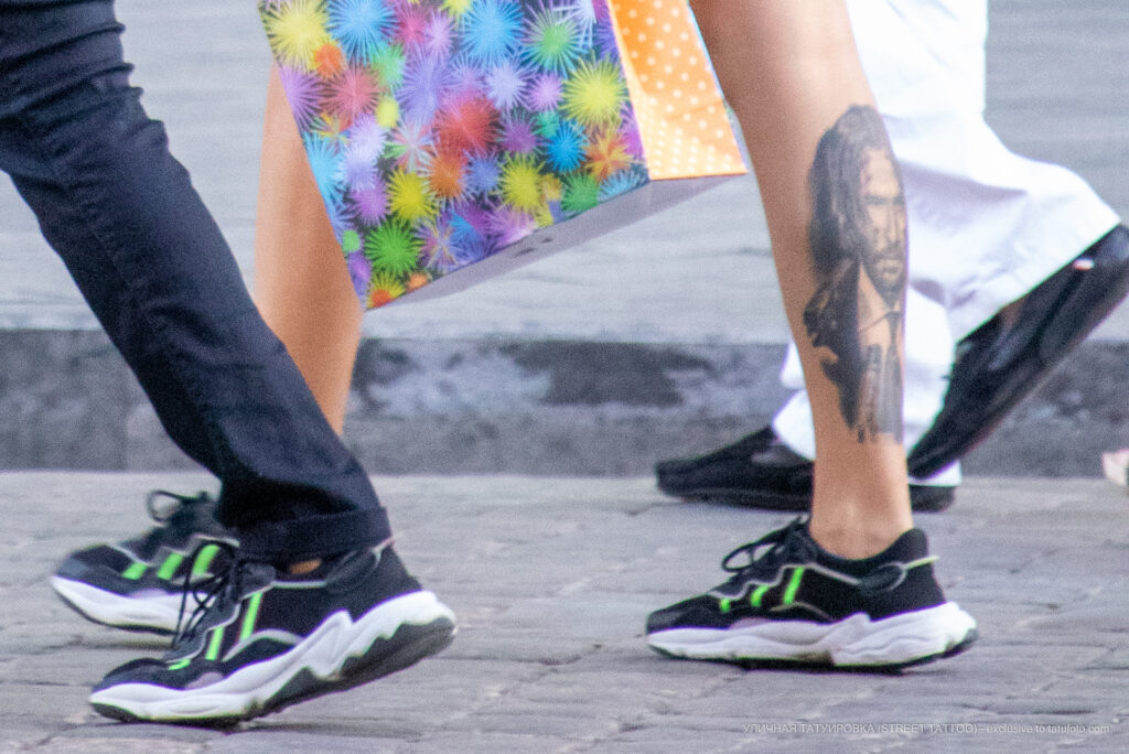 Portret tatuażu na dole nogi dziewczyny - Street tattoo -29.09.