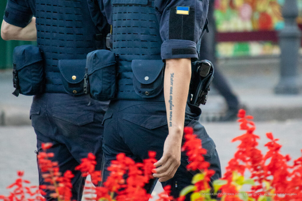 Napis tatuażu po łacinie Mater mea angelus meus est - Moja mama jest moim aniołem na ramieniu faceta z Gwardii Narodowej - 15