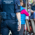 Napis tatuażu po łacinie Mater mea angelus meus est - Moja mama jest moim aniołem na ramieniu faceta z Gwardii Narodowej - 3