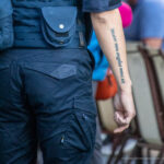 Napis tatuażu po łacinie Mater mea angelus meus est - Moja mama jest moim aniołem na ramieniu faceta z Gwardii Narodowej - 4