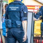 Napis tatuażu po łacinie Mater mea angelus meus est - Moja mama jest moim aniołem na ramieniu faceta z Gwardii Narodowej - 6