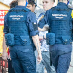 Napis tatuażu po łacinie Mater mea angelus meus est - Moja mama jest moim aniołem na ramieniu faceta z Gwardii Narodowej - 7