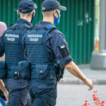 Napis tatuażu po łacinie Mater mea angelus meus est - Moja mama jest moim aniołem na ramieniu faceta z Gwardii Narodowej - 12