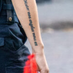 Napis tatuażu po łacinie Mater mea angelus meus est - Moja mama jest moim aniołem na ramieniu faceta z Gwardii Narodowej - 19