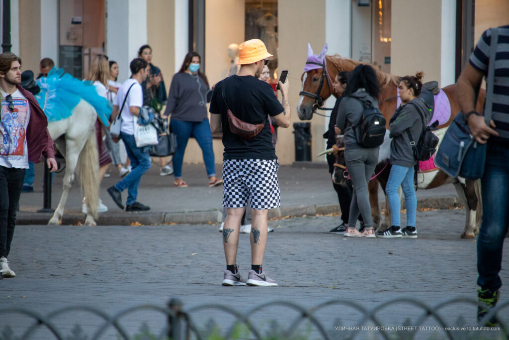 Dwa tatuaże na dole nogi faceta - Street tattoo -29.09.