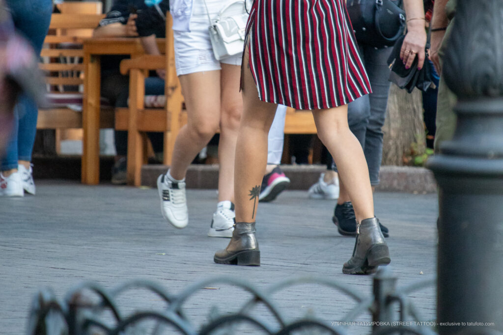 Tatuaż palmy na dole lewej nogi dziewczyny - Street tattoo -29.09.2020- 2
