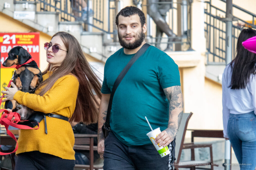 Napis na tatuaż SEE THE LIGHT na prawym ramieniu faceta - Street tattoo -29.09.2020- 5