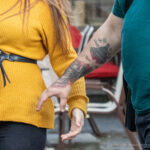 Wytatuuj napis SEE THE LIGHT na prawym ramieniu faceta - Street tattoo -29.09.2020- 8