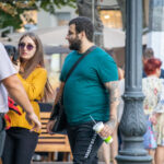 Tatuaż napis SEE THE LIGHT na prawym ramieniu faceta - Street tattoo -29.09.2020- 1