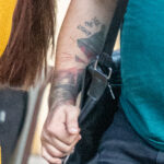 Napis na tatuaż SEE THE LIGHT na prawym ramieniu faceta - Street tattoo -29.09.2020- 4