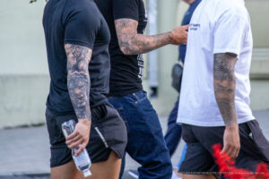 Trzech facetów z tatuażami na rękawach - Street tattoo -29.09.