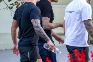 Trzech facetów z tatuażami na rękawach - Street tattoo -29.09.2020- 3