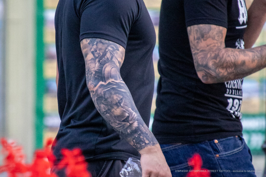 Tatuaż na rękawie z lwem i spartańskimi wojownikami na ramieniu faceta - Street tattoo -29.09.