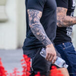 Tatuaż na rękawie z lwem i spartańskimi wojownikami na ramieniu faceta - Street tattoo -29.09.2020- 6