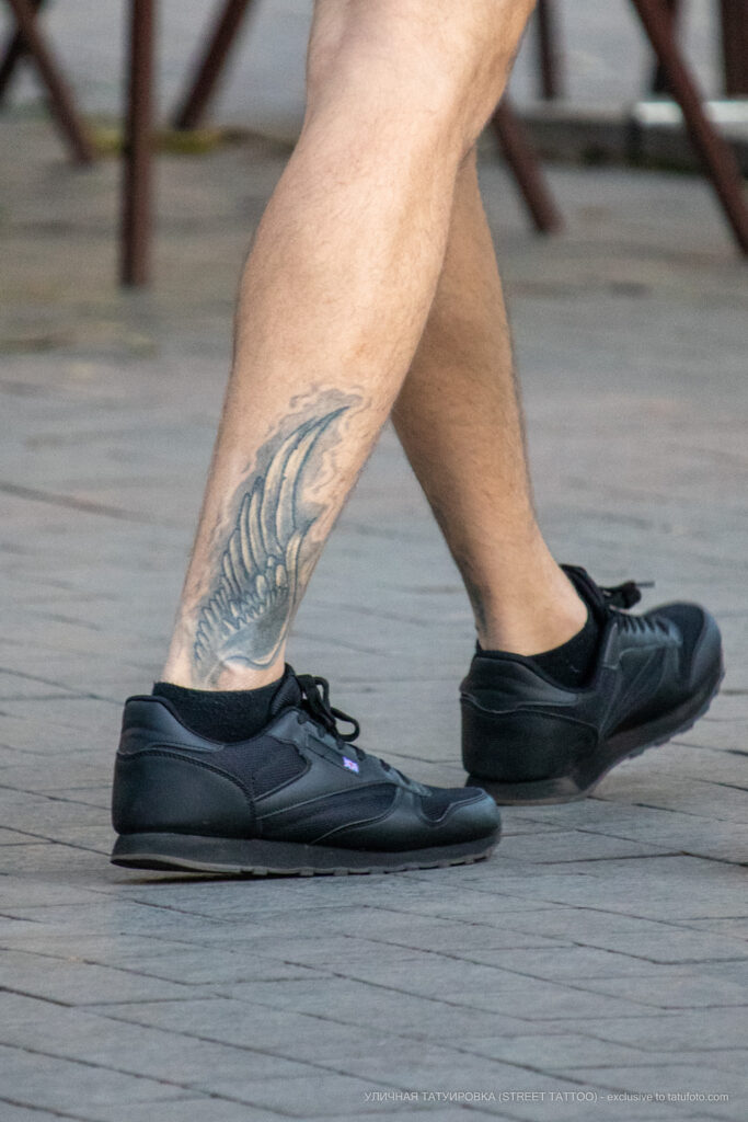 Tatuaż skrzydła Hermesa na dole nogi faceta - Street tattoo -29.09.