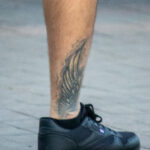 Tatuaż skrzydła Hermesa na dole nogi faceta - Street tattoo -29.09.2020- 4