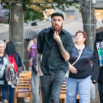 Kolorowy mężczyzna z rudą brodą i tatuażami na ramionach - Street tattoo -29.09.