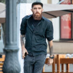 Kolorowy mężczyzna z rudą brodą i tatuażami na ramionach - Street tattoo -29.09.