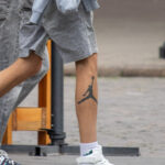 وشم مع صورة ظلية للاعب كرة سلة يقفز على ساق رجل - وشم شارع الصور № 13 - 06/27/2021 4