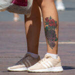 وشم من ورود أرجوانية وحمراء أسفل الساق اليسرى للفتاة - وشم صور شارع № 13 - 06/27/2021 1