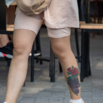 وشم من ورود أرجوانية وحمراء أسفل الساق اليسرى للفتاة - وشم صور شارع № 13 - 06/27/2021 13