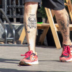 وشم هيكل عظمي ونفق به قضبان على أرجل الرجل - وشم Photo Street № 13 - 06/27/2021 4