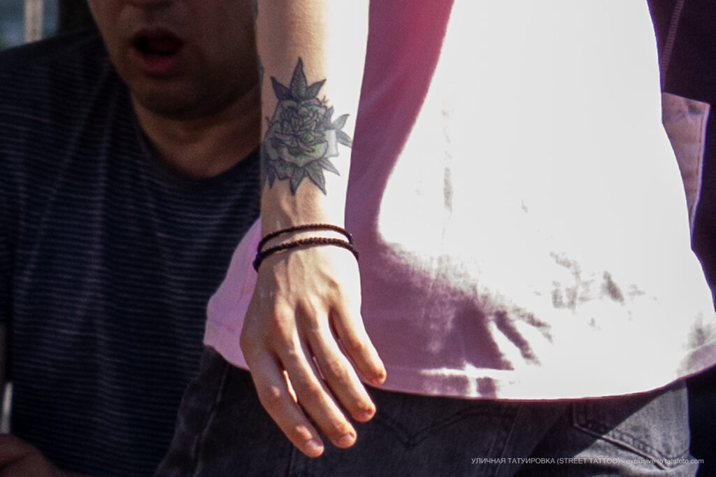 وشم زهرة الورد على المعصم الأيسر لشاب - وشم صور شارع № 13 - 06/27/2021 3