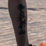 فتاة وشم تحت شجرة نخيل - رسم على ساق رجل - وشم شارع صور № 13 - 06/27/2021 2