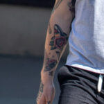 وشم مع وردة وماسة وأرنب وفتاة على ذراع رجل - وشم Photo Street № 13 - 06/27/2021 2