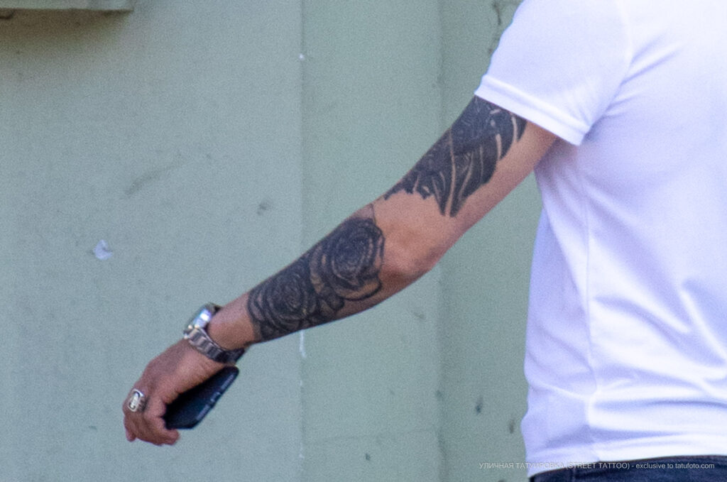 وشم بالورود على الذراع اليسرى لرجل - وشم صور شارع № 13 - 06/27/2021 2