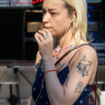 وشم على كتف الفتاة بسهم في رأس نمر ونقش FUCK CUPID - وشم صور شارع № 13-06/27/2021 4