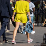 وشم علامة اللانهاية المصنوعة من الريش والزهور على اليد اليمنى للفتاة - وشم شارع الصور № 13 - 06/27/2021 3