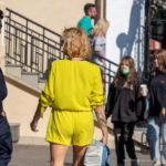 وشم علامة اللانهاية المصنوعة من الريش والزهور على اليد اليمنى للفتاة - وشم شارع الصور № 13 - 06/27/2021 1